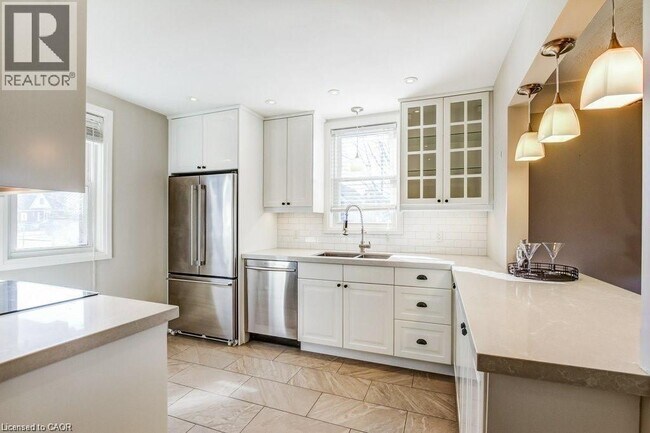 Photo du bâtiment - 704 Central Ave