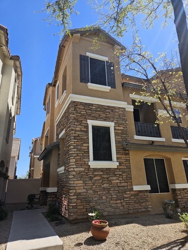3 Bed 3 Bath 2 CG Walking distance to Downtown Gilbert. Great Location - 3 Bed 3 Bath 2 CG Walking distance to Downtown Gilbert. Great Location Townhome