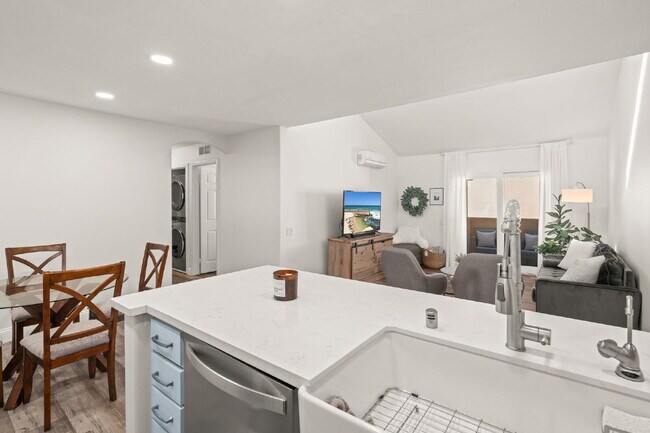 Foto del edificio - 3BR/2BA Condo with Vaulted Ceilings, Close Proximity to UCSD and Medical Centers! Available APRIL...