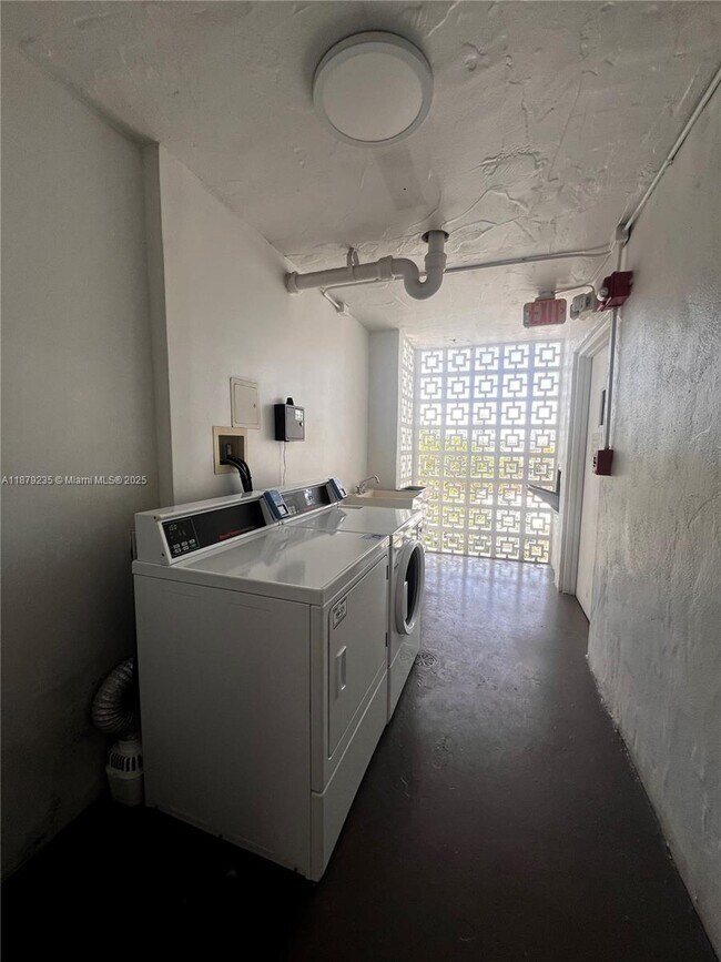 Foto del edificio - 1750 James Ave