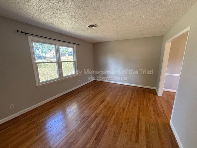 Foto del edificio - 2563 Wood Valley Rd