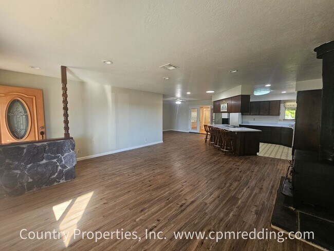 Foto del edificio - Spacious House with Landscaper Included Av...