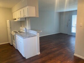 Building Photo - 918 Heights Blvd