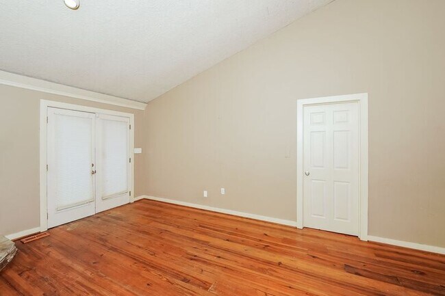 Foto del edificio - 1042 Vestavia Manor Dr