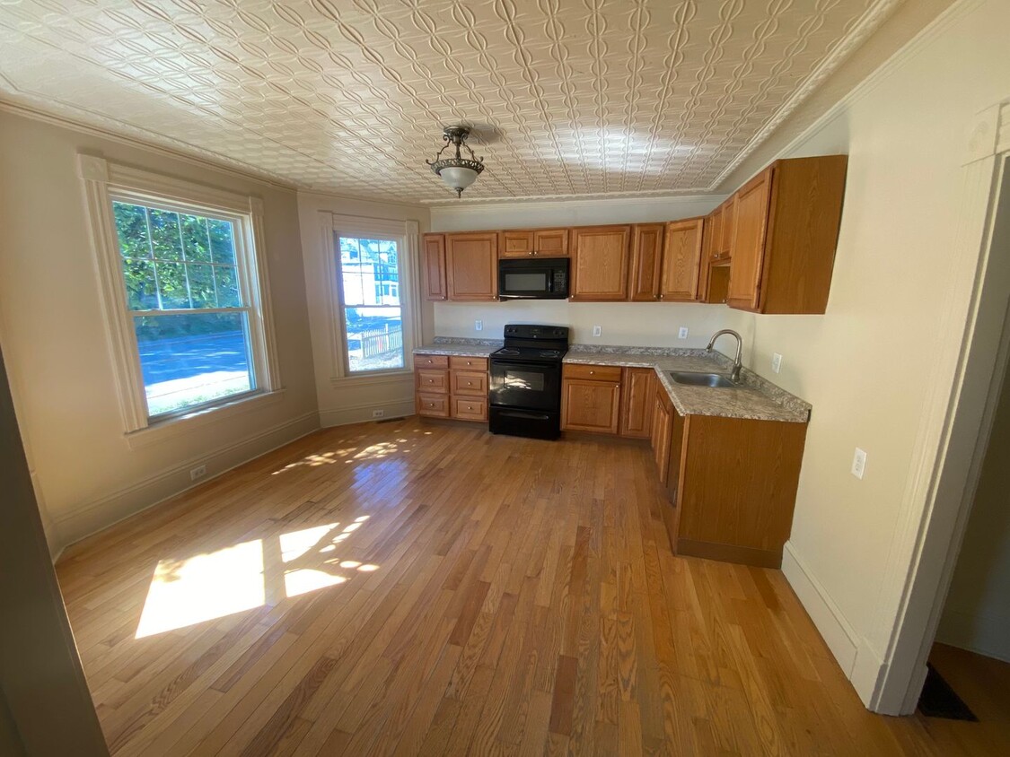 Foto principal - Large 3 bedroom 2.5 bath single family for...