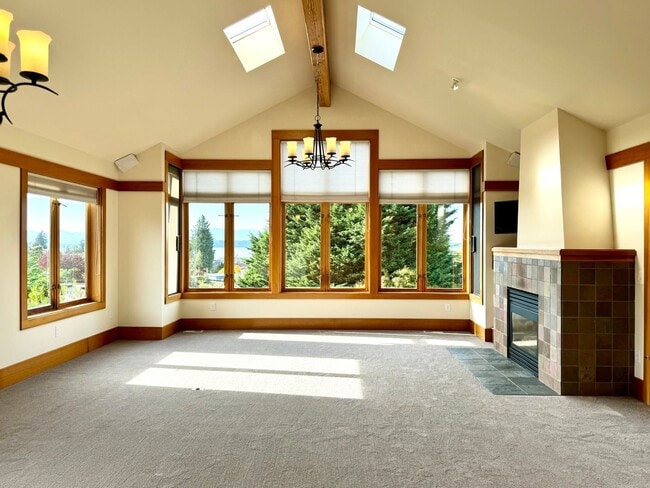 Building Photo - Edmonds Home