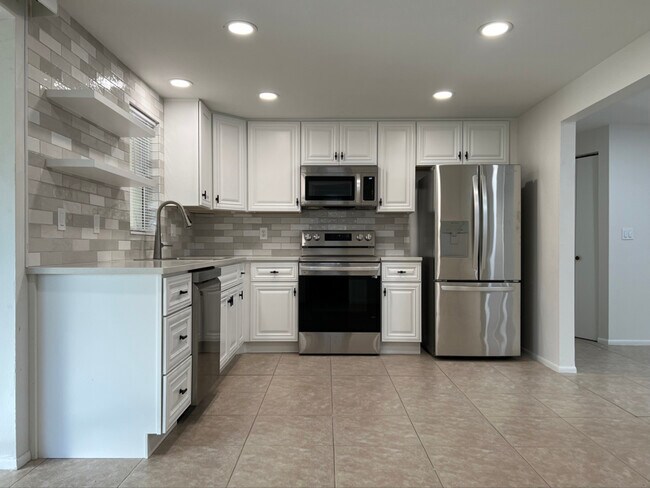 Building Photo - 8820 Pohoy Ave