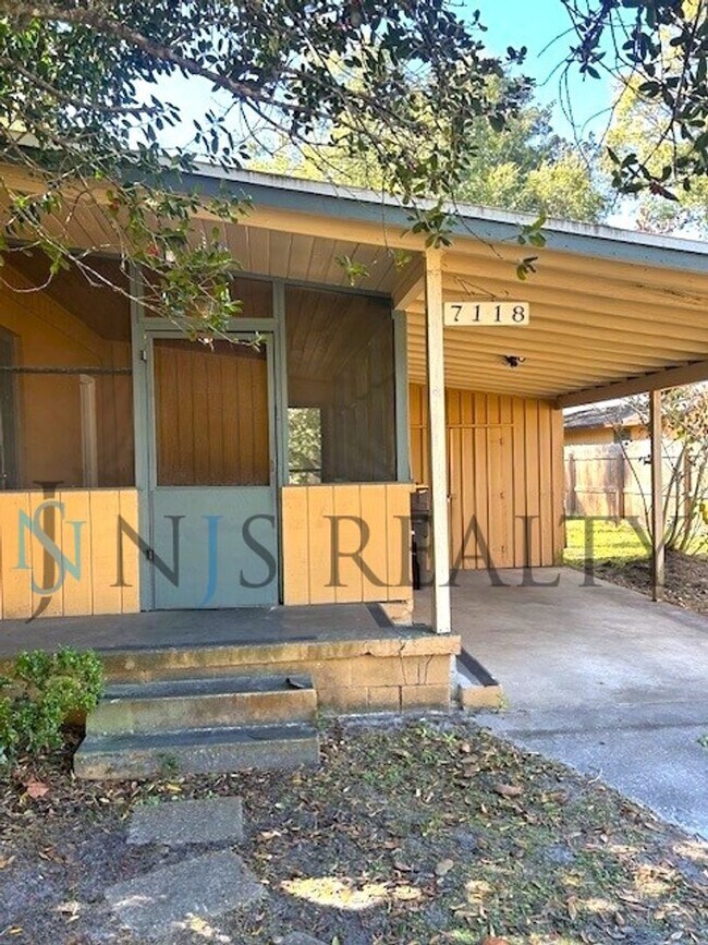 Foto del edificio - JUST REDUCED!!!!  BEAUTIFULLY UPDATED 3/1 889sq ft home. with upgraded kitchen & bath & covered p...