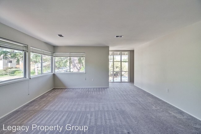 Building Photo - 689 Roble Ave