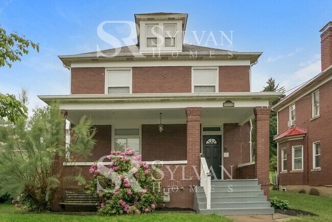 Building Photo - Historic 4 BR, 1.5 BA home with modern con...