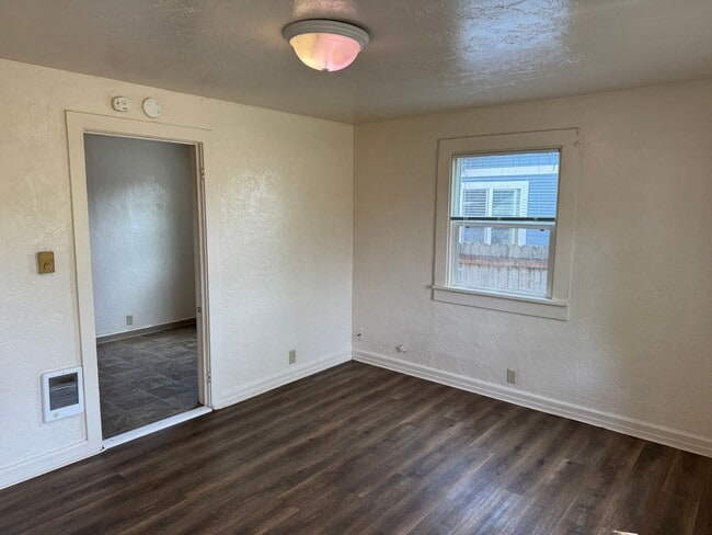Building Photo - Cute 1 bedroom 1 bathroom house in Eugene!