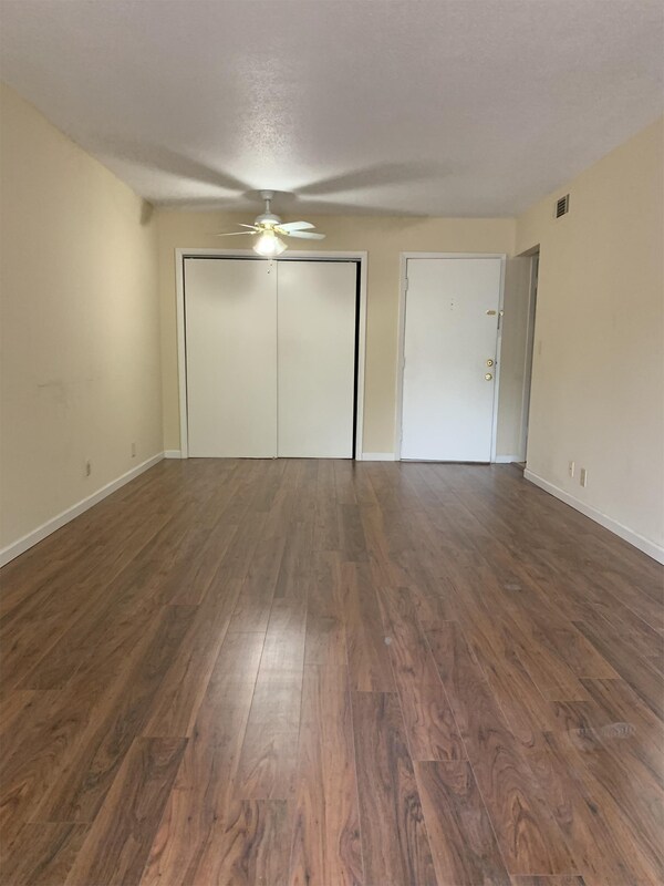 Foto del edificio - 1859 Poplar Woods Cir W