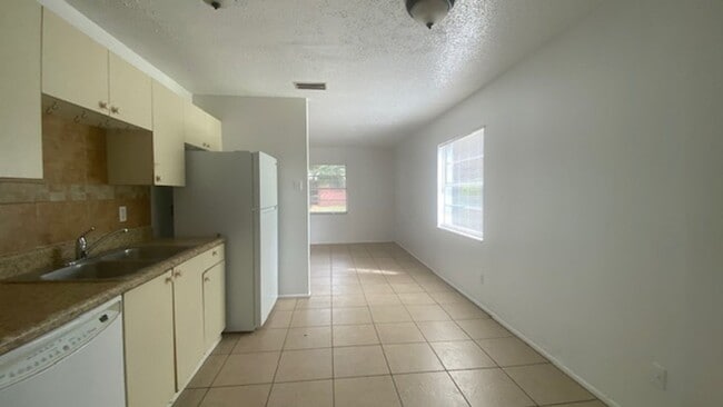 Building Photo - 3 Bedroom 2 Bath Villa West Bradenton.
