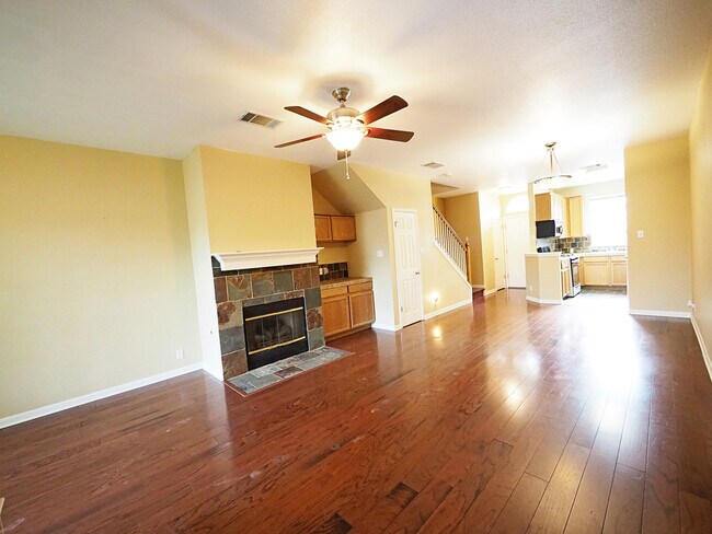 Building Photo - Two bedroom, 2.5 bath Gated Condo In North Austin