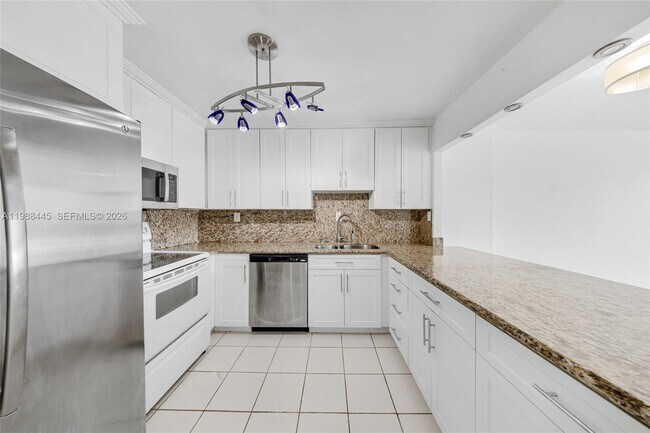 Building Photo - 6900 Bay Dr