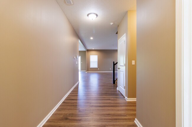 Building Photo - 6610 Aberdeen Dr