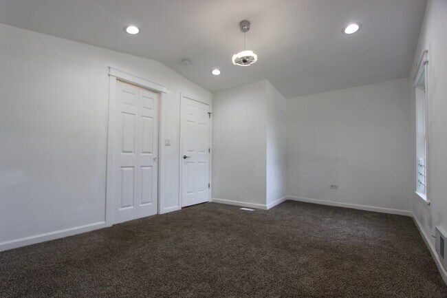 Building Photo - 633 1/2 Whitney Blvd