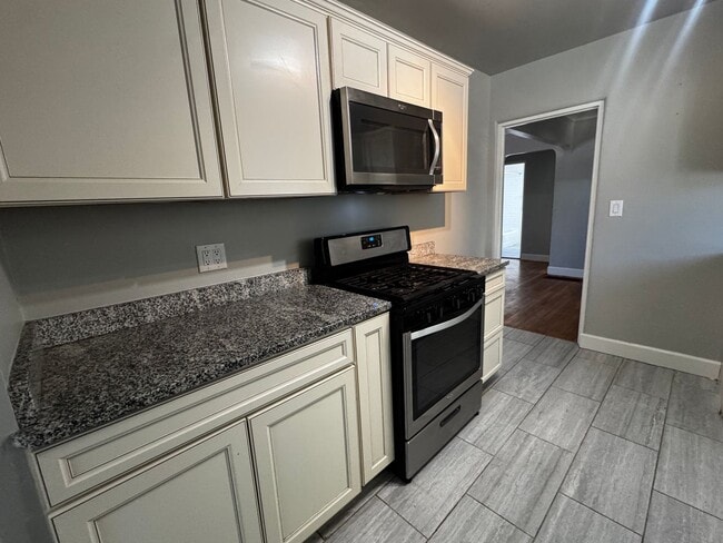 Building Photo - Home near UNM.