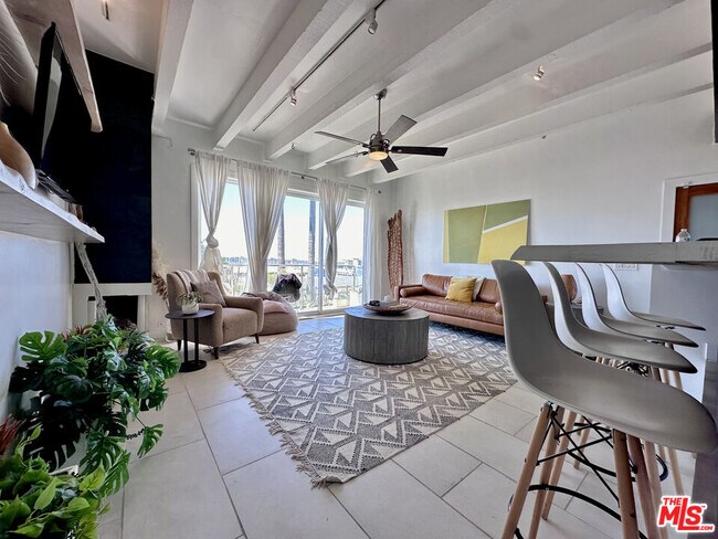 Foto del edificio - 3215 Ocean Front Walk