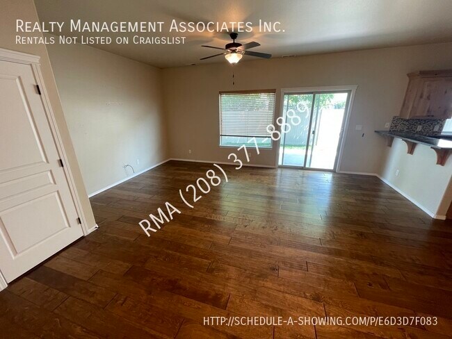 Building Photo - Amazing Townhome Centrally Located in Boise
