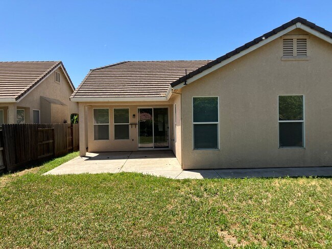 Building Photo - 3 bedroom 2 bath home in North Merced