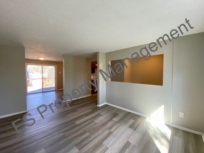 Building Photo - Beautiful 4 Bedroom 2 Bathroom Bi-Level Ho...