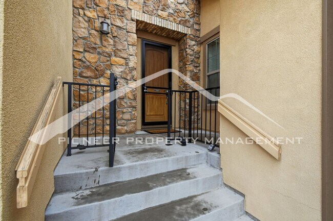 Foto del edificio - Stunning Home with 2 Fireplaces and 3 Car Garage