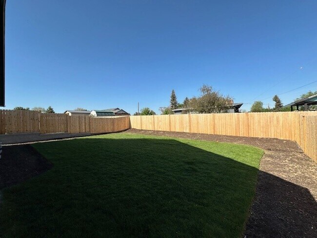 Foto del edificio - Beautiful Newer 3 Bedroom / 2 Bath Home in NE Madras