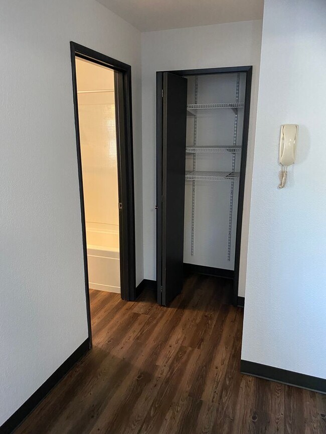 Foto del edificio - 2110 NE 65th St