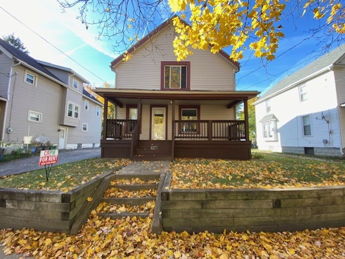 Foto principal - Spacious 3-Bed, 1.5-Bath—Covered Porch & E...