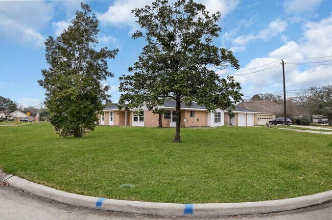 Building Photo - 5000 Somerset Dr