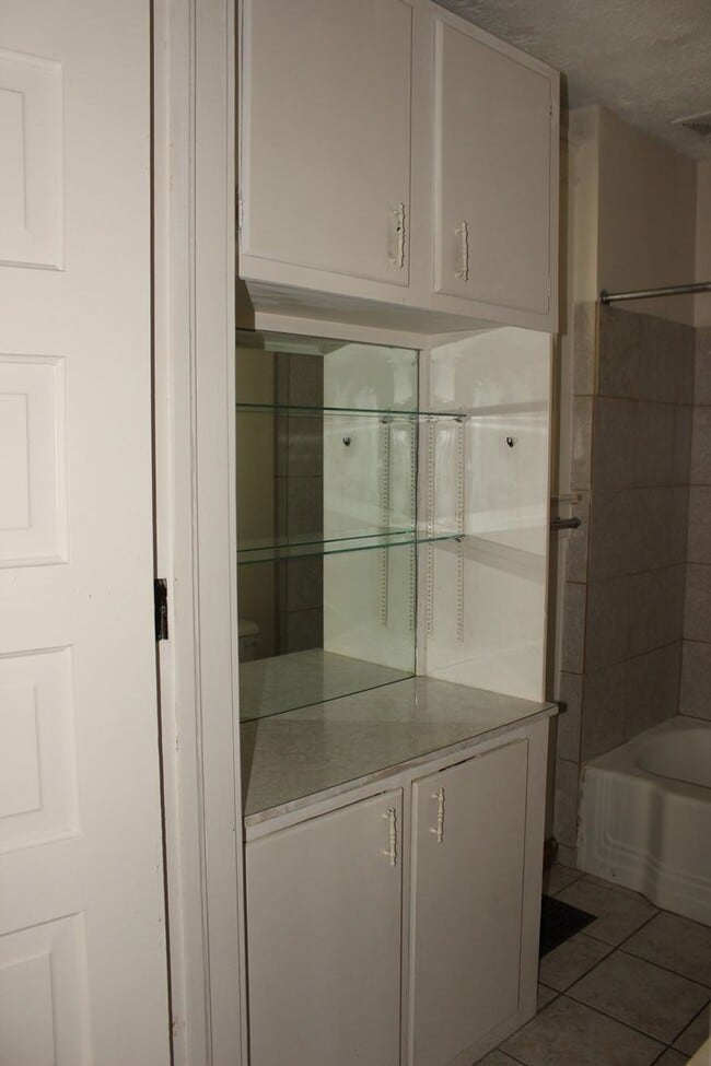 Building Photo - PRELEASING for AUGUST! Close to Campus: Dishwasher and Washer/Dryer Included
