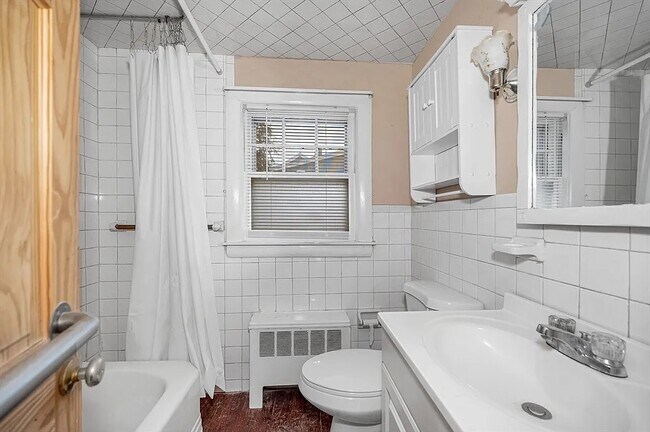 Foto del edificio - 126 Groton Rd