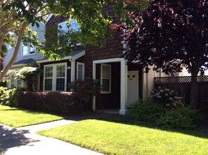Building Photo - 305 Village Cir
