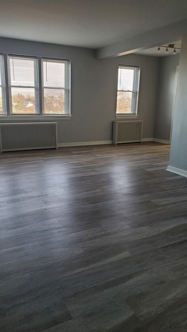 Building Photo - 551 Larose St