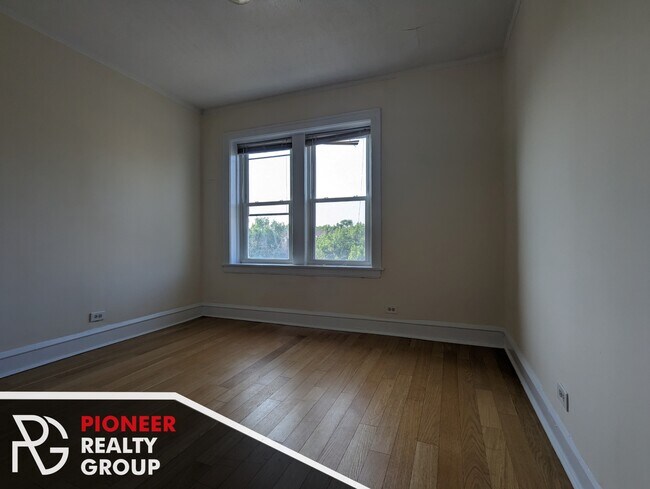 Foto del edificio - 2357 N Drake Ave