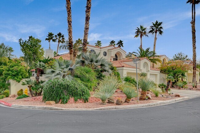 Building Photo - 4 Bedroom Contemporary Furnished-Renovated...