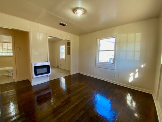 Building Photo - Rent to Rent! 2 Bedroom 1 Bath Home in Sun...