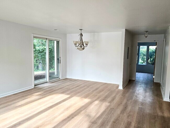 Preciosos suelos laminados de madera en toda la casa. - 45 Augusta Dr