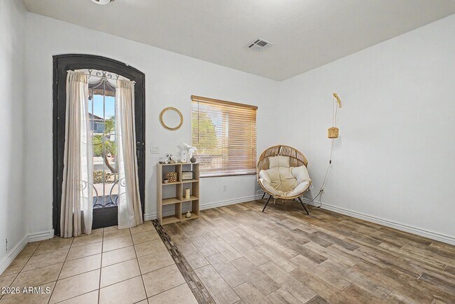 Building Photo - 731 W Mesquite Tree Ln