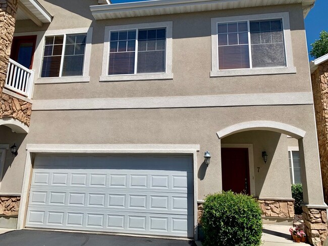 Building Photo - 1015 Canyon Meadow Dr