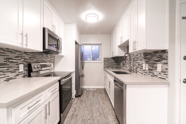 Building Photo - 1685 Whitwood Ln