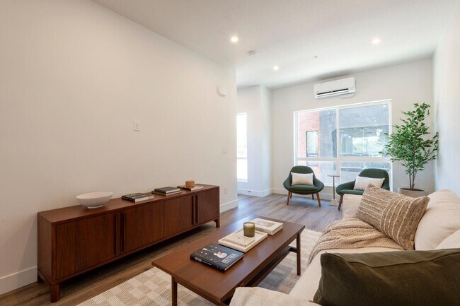 Building Photo - 884 Rowley