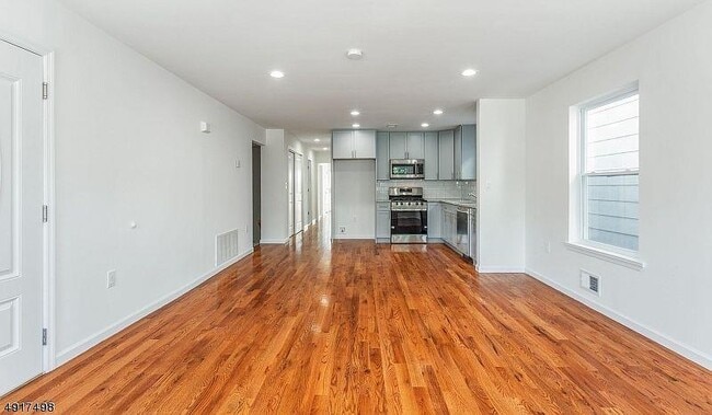 Building Photo - 615 Central Ave