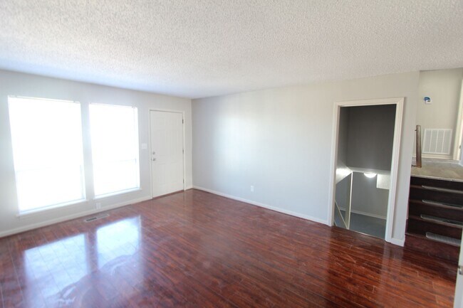 Building Photo - 3 Bedroom 2 Full Bath + Large Den - Pictur...