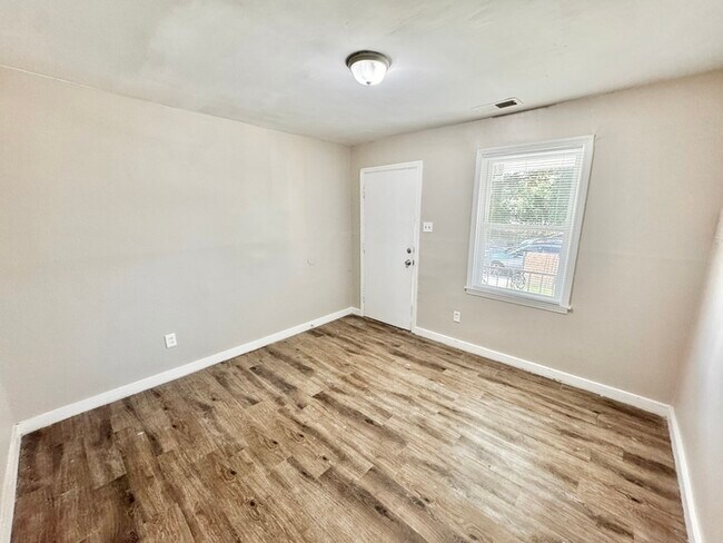 Foto del edificio - 1290 N McNeil St