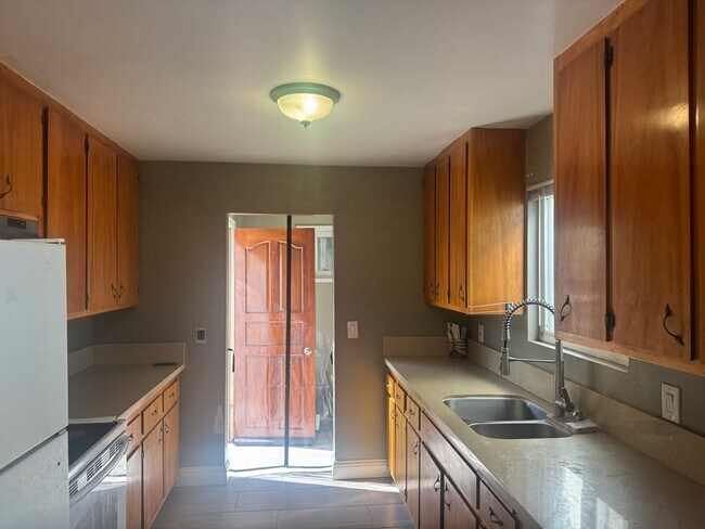 Building Photo - 2863 Helen St