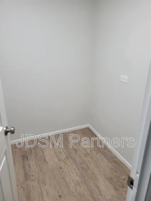 Foto del edificio - 5605 W Warren Ave