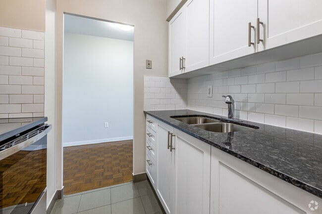 1BR, 1BA - 680SF - Kitchen - Sunrise Tower Apartments