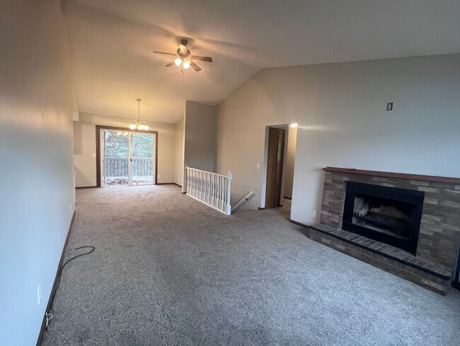Building Photo - Three Bedroom Duplex in Rockford!